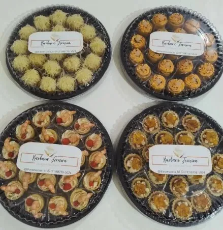 Mesa de evento com bandejas de salgados