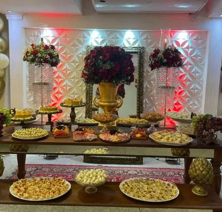 Mesa de festa com arranjo floral e taças de cristal, produção Delícias Criativas