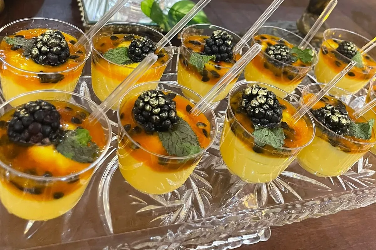 Mousse de maracujá com amora