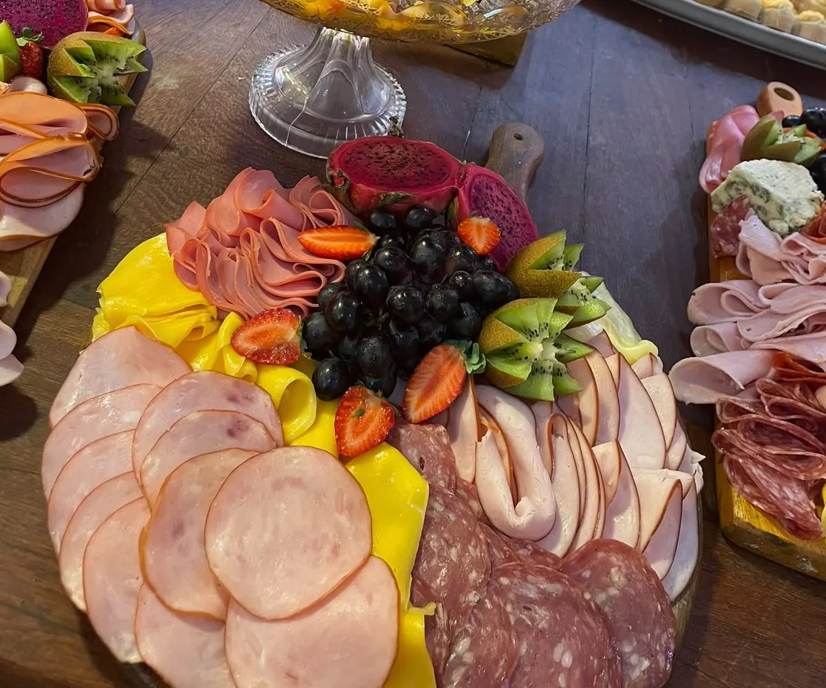 Tábua de frios com frutas frescas